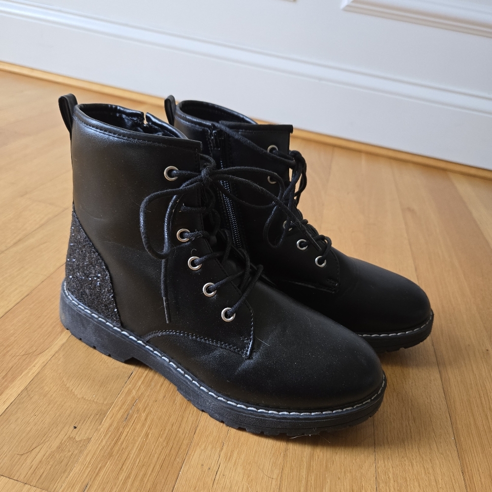 Chic Black Ankle Boots with Lace-Up Design